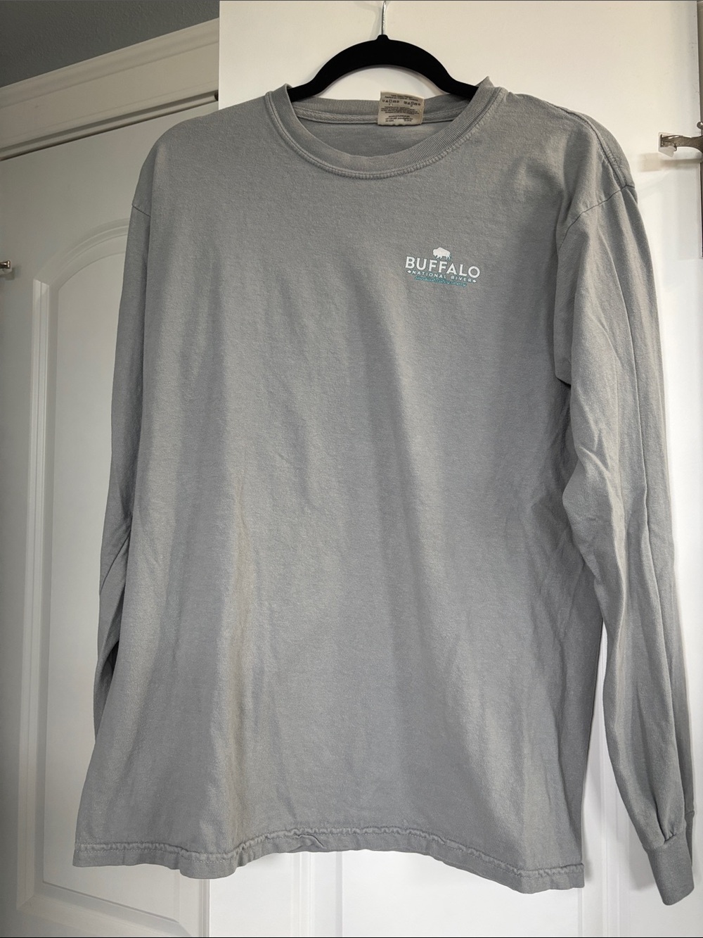 Men's Long-Sleeve Buffalo Natural River Crewneck Tee — Light Gray